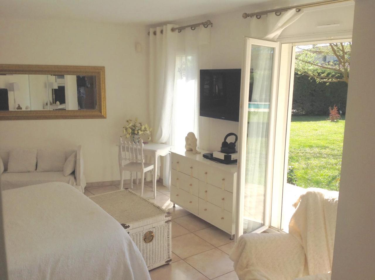 B&B Les Muscades Saint-Etienne-du-Gres Exterior photo